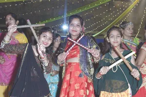 सांस्कृतिक रंगों से सजी डांडिया नाइट : पूजा से हुई भव्य शुरुआत, नृत्य प्रदर्शन में झलकी भक्ति और परंपरा की गूंज
