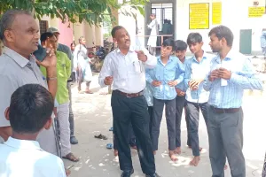 असर खबर का - सादेड़ा सरकारी स्कूल का औचक निरीक्षण, गंदगी और जर्जर स्थिति देखकर नैनवां अधिकारियों ने फटकार लगाई