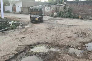 कोटा उत्तर वार्ड 20 - अधिकारियों की अनदेखी से परेशान जनता, जनप्रतिनिधि भी बेबस, मुख्य सड़क टूटी हुई, सफाई व्यवस्था ठप