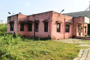 बालिकाओं के विकास में बाधा : हॉस्टल परिसर में बुनियादी सुविधाओं का अभाव, परिसर में उगी कंटीली झाड़ियां, हॉस्टल के सामने फैला कचरा