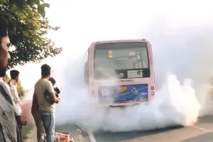 लो-फ्लोर बस में आग : सवारियों ने कूदकर बचाई जान, बार-बार कहने के बावजूद ड्राइवर ने बस नहीं रोकी