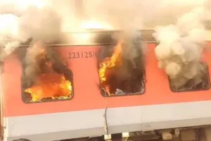 पंजाब में ट्रेन में लगी आग : डिब्बे से धुआं निकलने पर रोका, 3 कोच क्षतिग्रस्त
