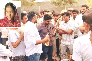 दूषित पानी पीने से किशोरी की मौत : ग्रामीणों ने एसडीएम को घेरा, कहा- बोतल में भरे दूषित पानी को पीकर दिखाएं 