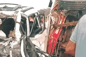 गलत दिशा से आई बस एसयूवी से भिड़ी : हादसे में व्यापारी में की मौत, 31 लोग घायल 