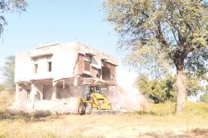 गैंगस्टर आनंदपाल के टॉर्चर रूप पर प्रशासन का बुलडोजर गर्जा, मौके पर पुलिस जाब्ता तैनात