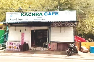 भोपाल में खुला देश का पहला कचरा कैफे : कचरे के बदले देते हैं खाने को बहुत कुछ, अपना-अपना कबाड़ लेकर पहुंच रहे लोग