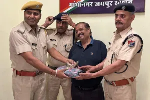 गांधीनगर रेलवे स्टेशन पर मिला लावारिस सूटकेस : जीआरपी की सतर्कता से मालिक को लौटाया गया, परिवादी ने टीम का व्यक्त किया धन्यवाद 