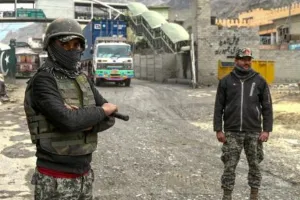 पाकिस्तान-अफगानिस्तान के सीमावर्ती इलाकों में झड़पें : सुरक्षा बलों और आतंकवादियों के बीच फायरिंग, सीमा पर कई चौकियां नष्ट 