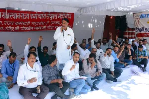 एनपीएस के आदेशों की जलाई होली : कर्मचारियों का चेतावनी धरना, सरकार के खिलाफ फूटा आक्रोश