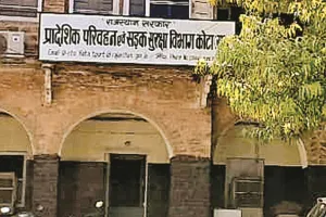 असर खबर का - एरोड्रम चौराहे पर बस टाइमिंग विवाद सुलझा, यात्रियों को मिली राहत, आरटीओ की बैठक में तय हुआ लोक परिवहन बस का नया समय