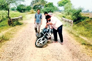 लापरवाही : खस्ताहाल सड़क दे रही हादसों को न्यौता, जन प्रतिनिधि आते हैं और आश्वासन देकर चले जाते हैं 