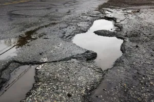 सड़क मरम्मत की गुणवत्ता जांच को लेकर बड़ा फैसला : थर्ड पार्टी जांच की व्यवस्था लागू, सरकारी एजेंसियां करेंगी एक-दूसरे के काम की जांच