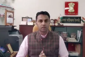 Railway Rule : रेल यात्रा के दौरान पटाखे या ज्वलनशील वस्तुएं लेकर यात्रा न करने की अपील, जान लीजिए रेलवे के नियम 