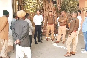 पड़ोसी के रास्ता रोकने से 9 साल के मासूम की मौत : परिजनों का शव लेकर कलक्ट्रेट पर प्रदर्शन, बोले- समय पर अस्पताल पहुंचते तो बच जाती जान