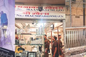 सीसीटीवी में कैद मिड-नाइट सोना-चांदी लूट : सवा घंटे में 10 से अधिक ताले तोड़कर की लूट, करोड़ों की चांदी लेकर फरार