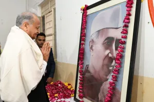 जवाहर लाल नेहरू जयंती : नेहरू जयंती पर पीसीसी में कार्यक्रम, नेताओं ने की पुष्पांजलि अर्पित 