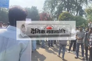 राजस्थान विश्वविद्यालय परिसर में छात्र-छात्राओं का जोरदार प्रदर्शन : सेमेस्टर परीक्षा परिणामों में अनियमितताओं का आरोप, मांगों के समाधान तक आंदोलन जारी रखने की दे रहे चेतावनी