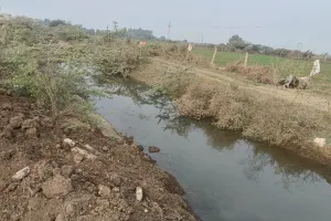 असर खबर का - पापड़ी माइनर से हटाई मिट्टी, विभाग ने मशीन भेजकर किया अवरोध दूर जलप्रवाह सुचारू