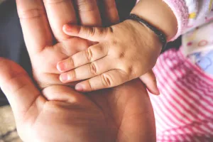 18 दिन के मासूम की संदिग्ध मौत : बच्चे के पिता ने दर्ज कराई सालियों के खिलाफ एफआईआर, नरबलि की आशंका