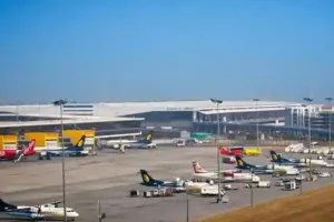 दिल्ली एयरपोर्ट पर तकनीकी समस्या के कारण 100 से अधिक उड़ानों में देरी : सिस्टम को ठीक करने की कोशिश जारी, यात्री परेशान