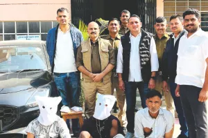 मिनी बस संचालक का अपहरण कर 50 लाख की फिरौती मांगने वाले समेत तीन गिरफ्तार, अवैध हथियार समेत वारदात में प्रयुक्त कार जब्त