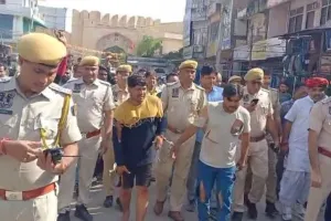 चाकूबाजी की वारदात का 24 घंटे में खुलासा : दो मुख्य आरोपी गिरफ्तार, पुलिस ने निकाला जुलूस