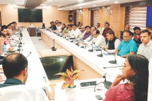 संभागीय आयुक्त एवं नगर निगम प्रशासक ने ली अधिकारियों की बैठक, कहा- शहर की सफाई व्यवस्था में कोताही नहीं होगी बर्दाश्त