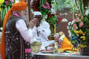 गुजरात दौरे पर पीएम मोदी, देवमोगरा धाम में किये पांडोरी माता के दर्शन, कई परियोजनाओं की देंगे सौगात