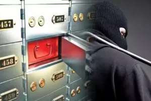 बैंक में घुस कर चोर स्ट्रॉन्ग रूम तक पहुंचा, बंदूक और 27 कारतूस ले गया साथ 