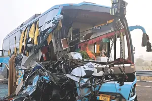 सड़कों पर मौत का मंजर : बेलगाम वाहन कुचल रहे खुश जिंदगियां, आगे चलते वाहन से भिड़ी स्लीपर बस ; 2 लोगों की मौत, 12 घायल