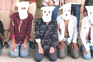 हनीट्रैप में फंसाकर व्यापारी से रुपए ऐंठने वाले गिरोह का भंडाफोड़ : एक युवती सहित 5 बदमाश गिरफ्तार, बाइक और लूटे गए 22 हजार बरामद 