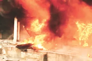 दो इलेट्रिक वाहनों के शोरूम में भड़की आग : पचास स्कूटी और दस ई-रिक्शा जलकर खाक, 4 दमकलों ने एक घण्टे की मशक्कत के बाद आग पर पाया काबू