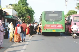 जहां मन किया वहीं स्टॉप : कुचले जा रहे ट्रैफिक रूल, सर्विस-लेन को खा गई वाहनों की अवैध पार्किंग