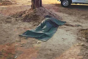 धारदार हथियार से नाबालिग बेटे ने की बाप की हत्या : बाइक लेकर मौके से फरार, हथियार को ले गया साथ