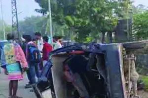 स्कूल वैन की बोलेरो से भिड़ंत : 2 छात्राओं की मौत, कई बच्चे घायल