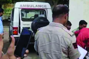 ट्रोले ने बाइक को मारी टक्कर : हादसे में बाइक सवार दंपती की मौत, बच्चा गंभीर घायल