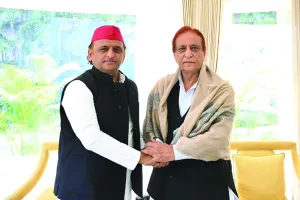 आजम खान ने अखिलेश से की मुलाकात : राजनीतिक गलियारों में हलचल तेज, बोले- अब भी जिंदा हैं पहाड़ से मजबूत लोग