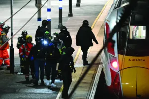 ब्रिटेन में ट्रेन में लोगों पर चाकू से हमला : 10 लोग गंभीर घायल, बचने के लिए शौचालयों में भी छिपे यात्री