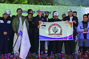 उमर अब्दुल्ला ने मैराथन को दिखाई हरी झंडी : 1,500 से अधिक धावकों और 11 देशों के प्रतिभागियों ने लिया भाग, पर्यटन और सछ्वाव को बढ़ावा देना इसका उद्देश्य