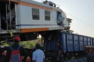 छत्तीसगढ़ में रेल हादसा : यात्री ट्रेन की मालगाड़ी से टक्कर, कई लोगों की मौत की आशंका 