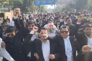 मारपीट के विरोध में अधिवक्ताओं का प्रदर्शन : पुलिस प्रशासन के खिलाफ लगाए नारे, यातायात पूरी तरह ठप 