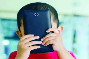 मोबाइल, रील्स और स्क्रीन की गिरफ्त में बचपन : खेलों से दूरी, मानसिक और शारीरिक स्वास्थ्य हो रहा खराब; स्कूली बच्चों में मोबाइल-एडिक्शन और स्वास्थ्य का खतरा 