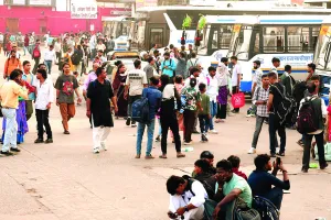 स्लीपर बसों का संचालन लगातार दूसरे दिन भी ठप : परीक्षा एवं शादियों ने बढ़ाई प्रशासन की मुसीबत, बढ़ा यात्री भार