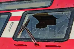 कश्मीर में ट्रेन की विंडस्क्रीन से टकराया बाज : कांच टूटने से लोको पायलट घायल, सभी यात्री सुरक्षित