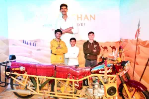 भारत में सबसे लम्बे कद के करण सिंह ने देखा वैक्स म्यूजियम, शीश महल ने किया मंत्रमुग्ध 