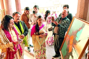 सजी हेरिटेज फोटो और पेंटिंग प्रदर्शनी : आमेर महल के दीवाने आम में एग्जिबिशन देख पर्यटक मंत्रमुग्ध, विरासत से कराया अवगत