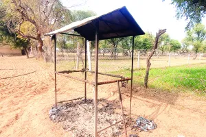 रात में खेत में थे युवक-युवती : घेरकर पेट्रोल डाल जलाने का प्रयास, दोनों की हालत गंभीर