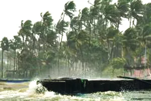 श्रीलंका में तबाही के बाद भारत की तरफ बढ़ा दितवा तूफान : सरकार किसी भी स्थिति से निपटने के लिए तैयार, हवाई और रेल सेवाएं प्रभावित