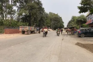  असर खबर का - दुकानदारों ने हटाए रेती-गिट्टी के ढेर