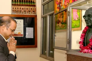 अंबेडकर भवन में निदेशक आशीष मोदी ने करवाया संविधान उद्देशिका का वाचन, बाबा साहेब की प्रतिमा पर किया माल्यार्पण